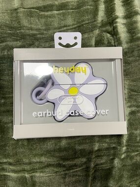 heyday Lilac Daisy Earbud Case Cover with Yellow Center